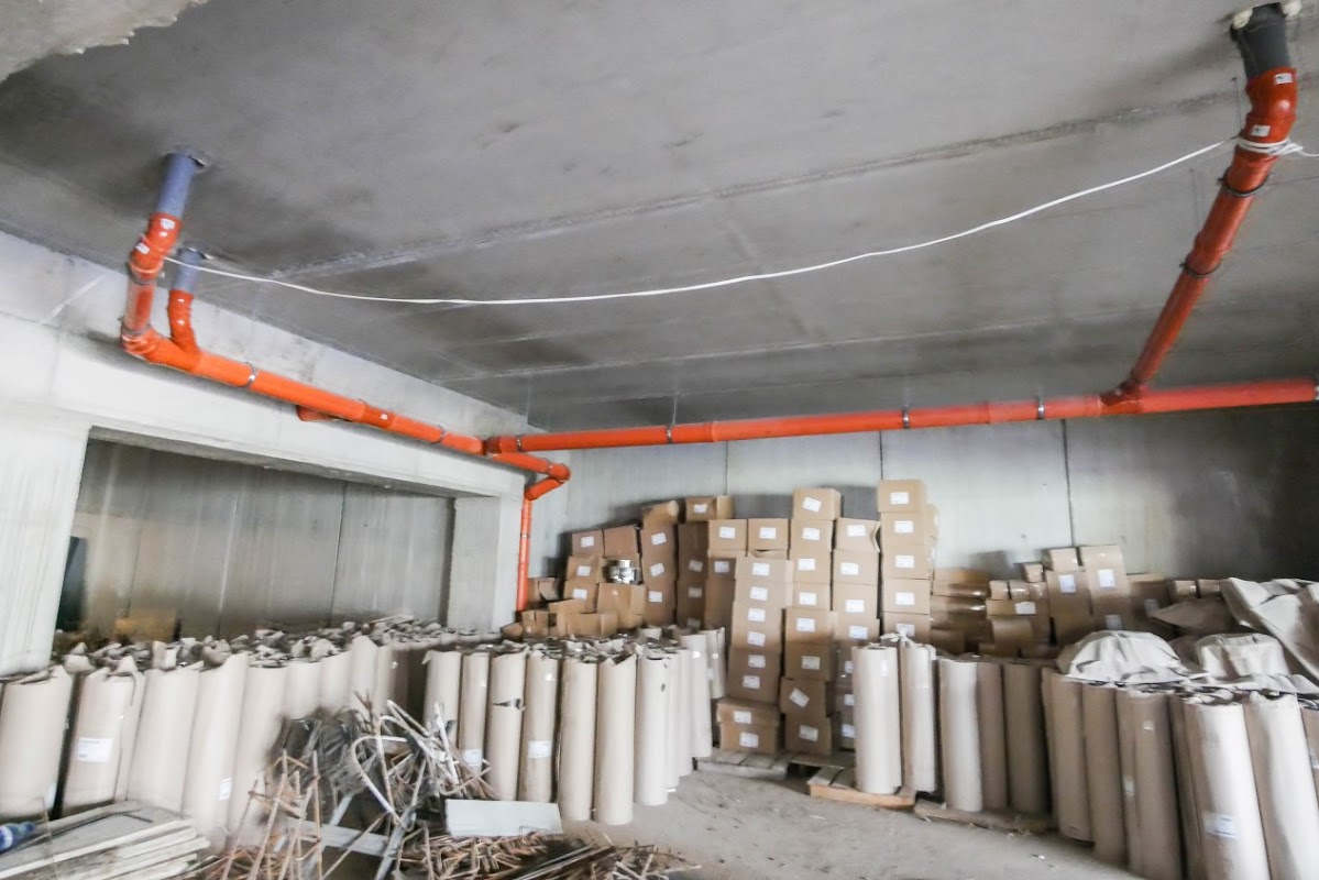 Instalacja kanalizacyjna - rury pod sufitem